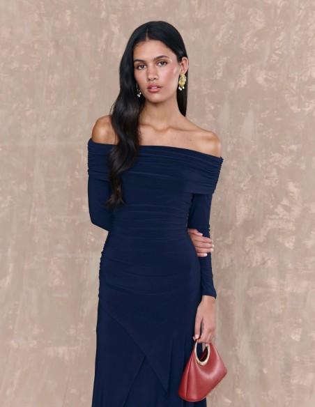 Vestido largo de invitada con manga larga y escote barco