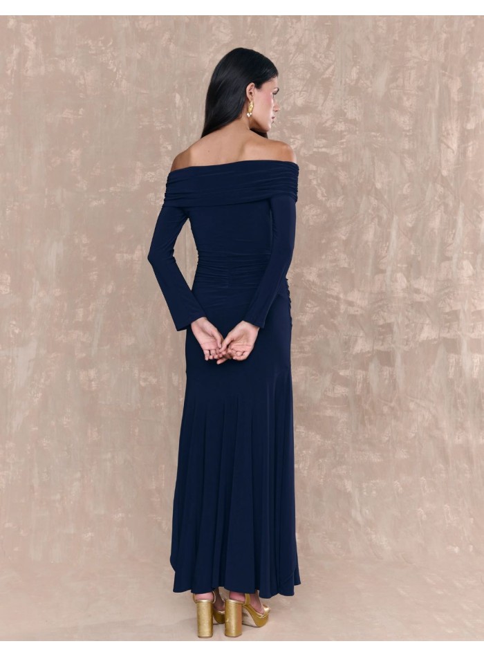 Vestido largo de invitada con manga larga y escote barco para boda