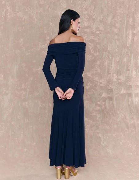 Vestido largo de invitada con manga larga y escote barco