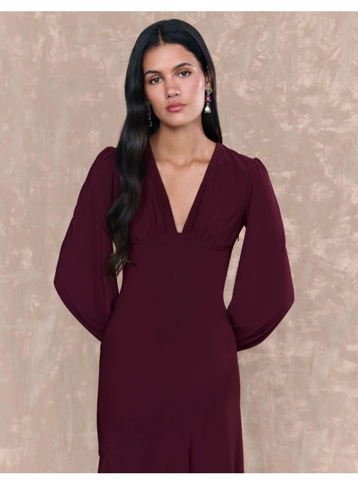 Vestido midi burdeos con escote en pico