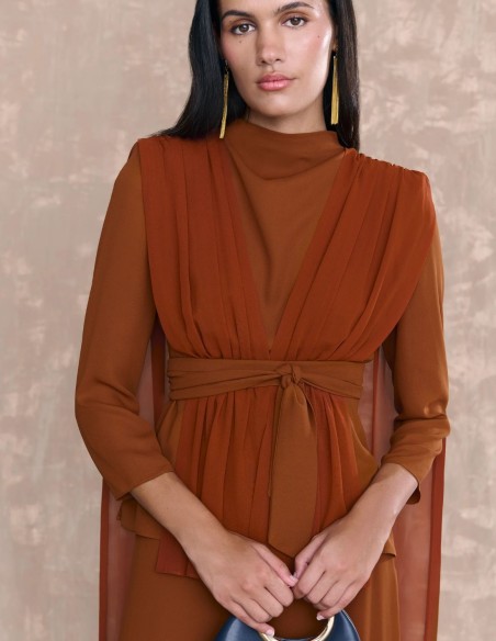 Blouse drapée et ceinturée, marron