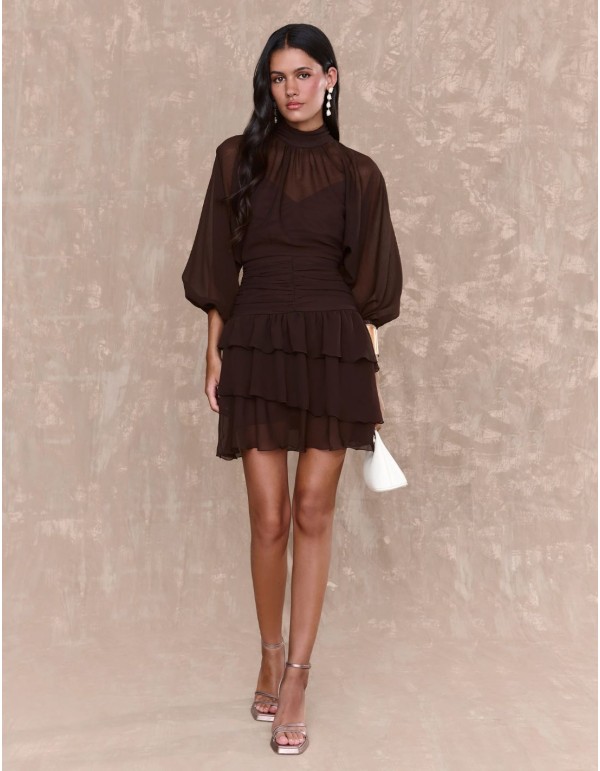 Robe courte en mousseline de soie brune avec ceinture...