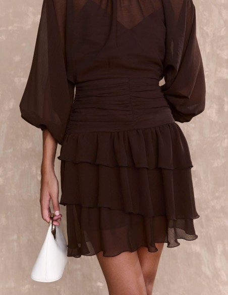 Robe courte en mousseline de soie brune avec ceinture drapée et volants
