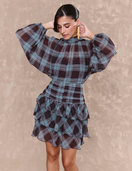 Vestido corto en gasa estampada de cuadros con fajín drapeado y volantes Vestido corto en gasa estampada de cuadros con fajín drapeado y volantes