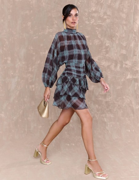 Vestido corto en gasa estampada de cuadros con fajín drapeado y volantes Vestido corto en gasa estampada de cuadros con fajín drapeado y volantes