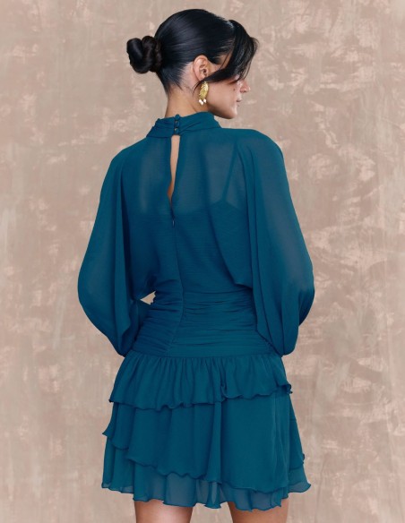 Robe courte en mousseline de soie bleue avec ceinture drapée et volants
