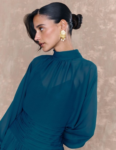 Robe courte en mousseline de soie bleue avec ceinture drapée et volants
