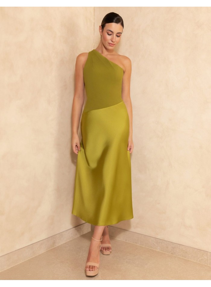 Robe midi en satin de crêpe avec encolure asymétrique