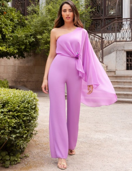 Combinaison de fête mauve avec encolure asymétrique et cape