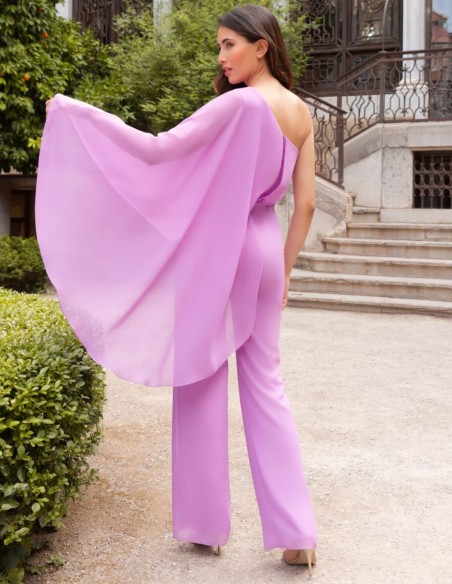 Combinaison de fête mauve avec encolure asymétrique et cape