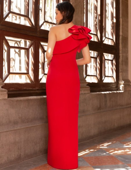 Vestido largo con escote asimétrico y volante Vestido largo con escote asimétrico y volante