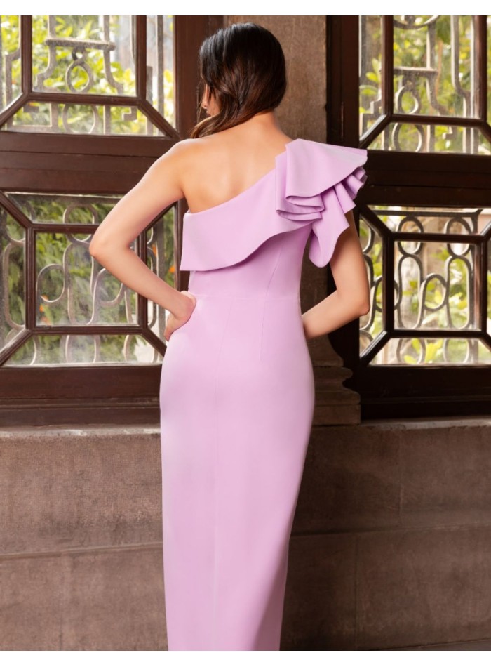 Vestido largo con escote asimétrico y volante