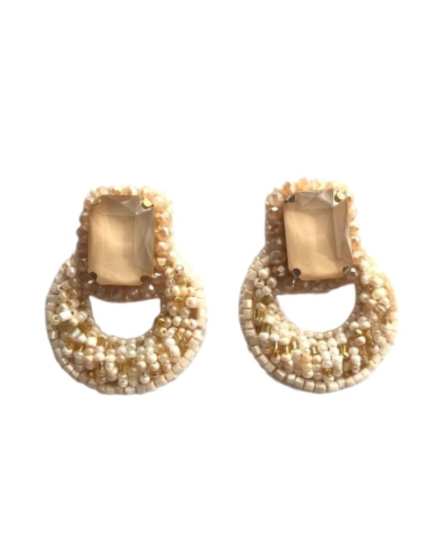 Boucles d'oreilles brodées de perles et cristal central...