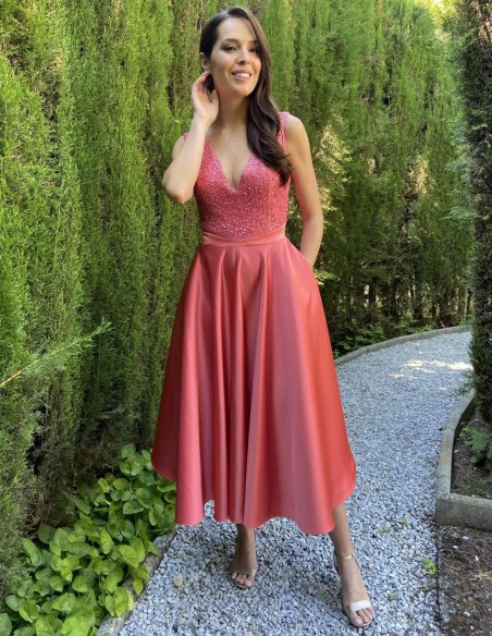 Robe midi avec jupe en satin et corsage à paillettes
