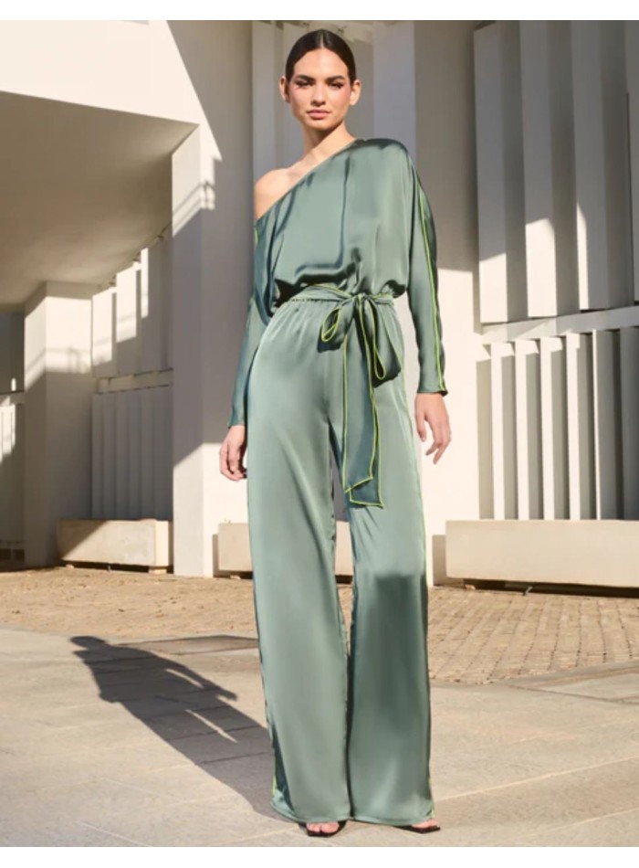 Combinaison asymétrique en satin vert avec manches chauve-souris et ceinture