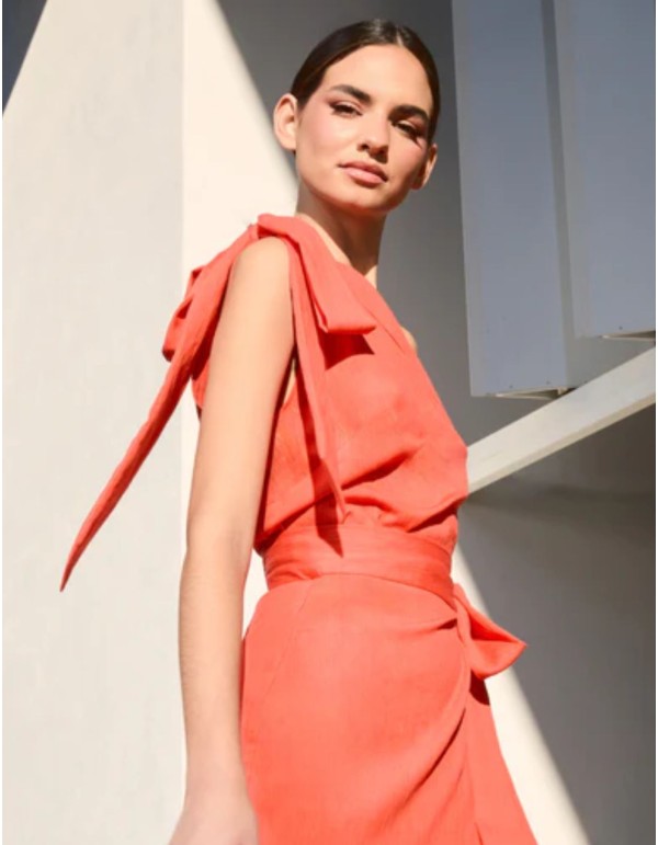 Top asimétrico naranja con lazada en el hombro
