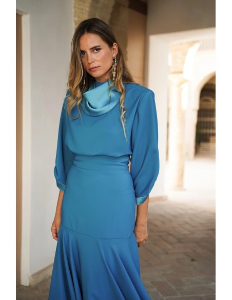 Top elegante turquesa con cuello y puños en raso