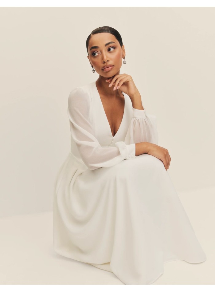 Vestido midi de novia con mangas de gasa y escote en pico blanco