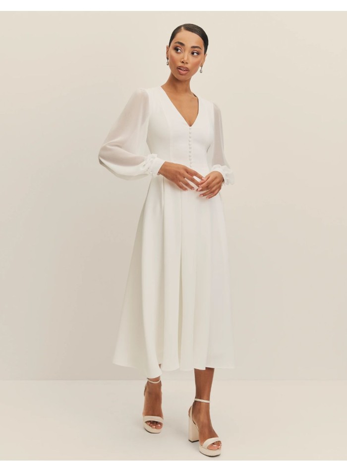 Vestido midi de novia con mangas de gasa y escote en pico para boda