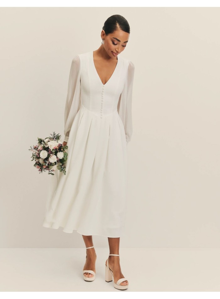 Vestido midi de novia con mangas de gasa y escote en pico blanco