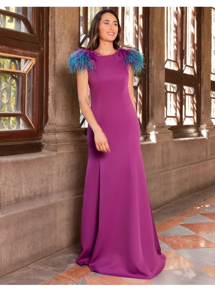 Vestido largo con detalle de plumas y espalda descubierta
