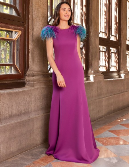 Vestido largo con detalle de plumas y espalda descubierta