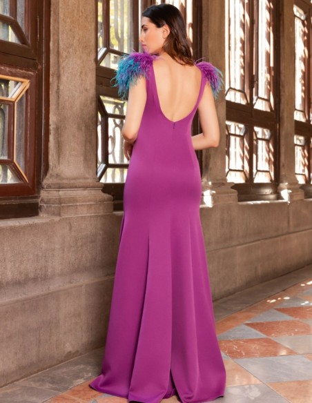 Vestido largo con detalle de plumas y espalda descubierta