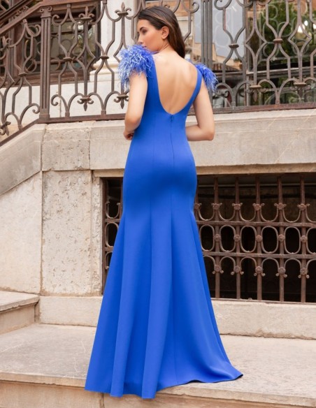 Vestido largo con detalle de plumas y espalda descubierta