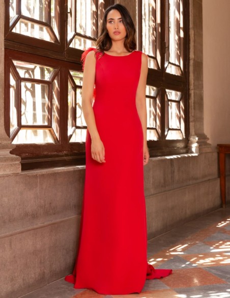 Robe longue avec plumes et perles dans le dos