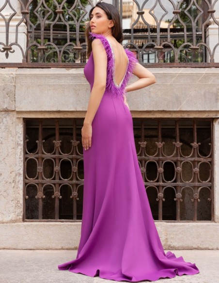 Robe longue avec plumes et perles dans le dos