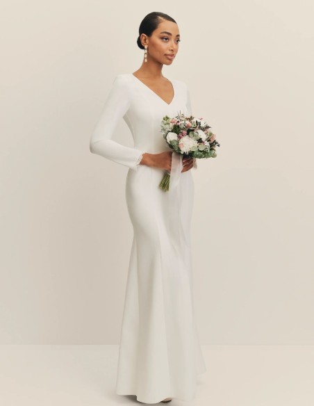 Long wedding dress with V-neckline and shoulder pads