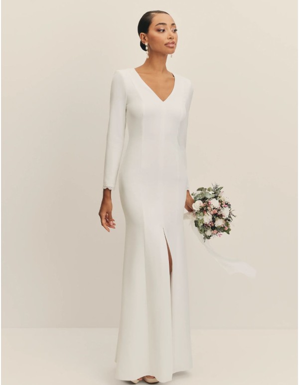 Vestido de novia largo con escote en pico y hombreras