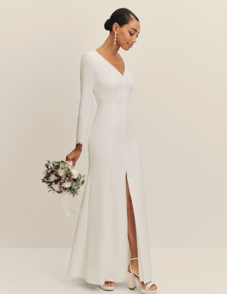 Long wedding dress with V-neckline and shoulder pads