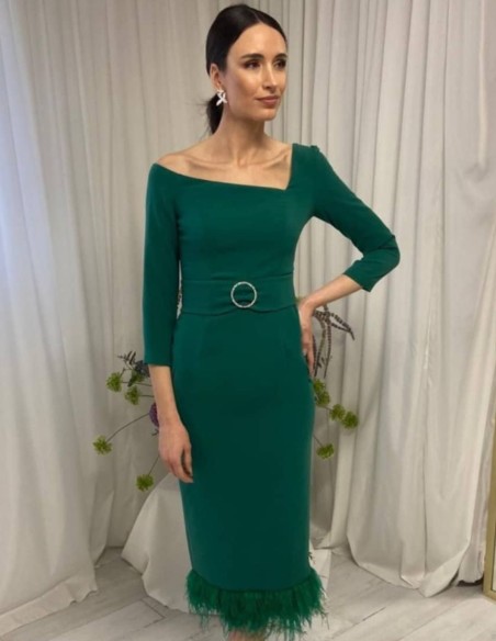 Robe midi avec encolure asymétrique et plumes sur la jupe