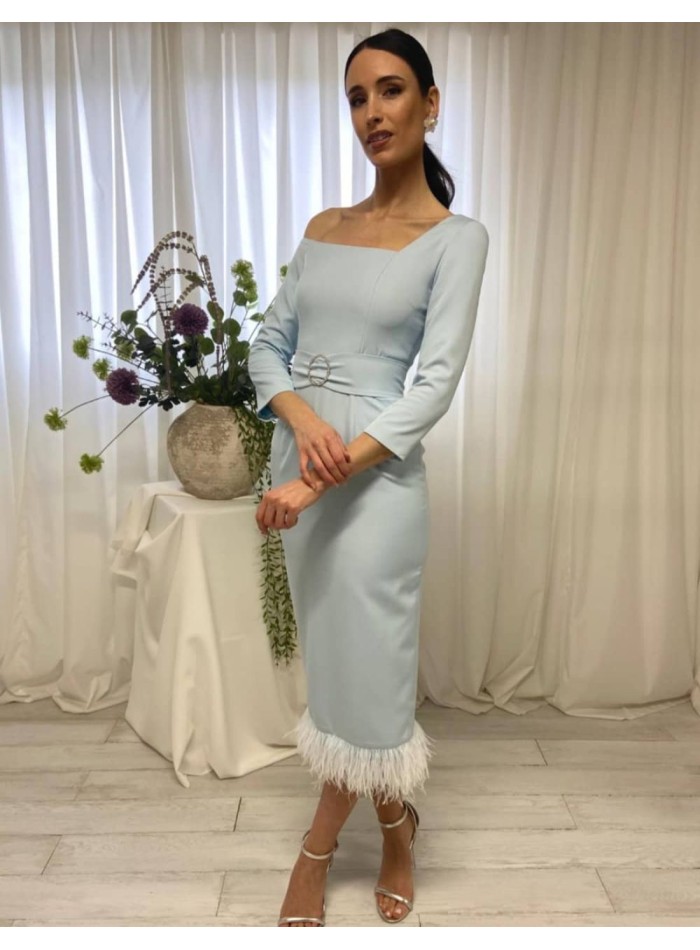 Vestido midi con escote asimétrico y con plumas...