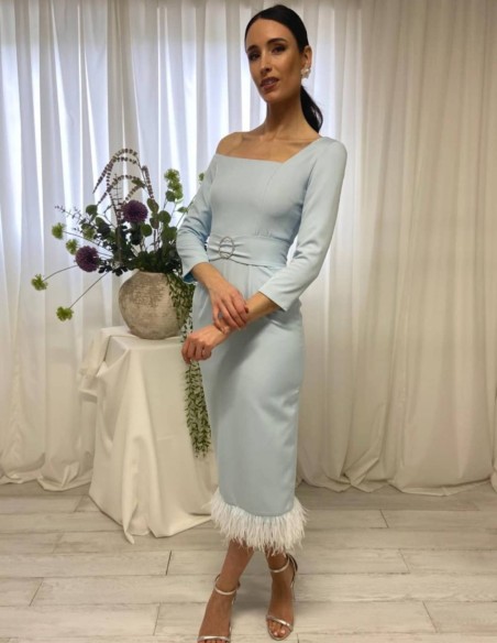 Vestido midi con escote asimétrico y con plumas en la falda