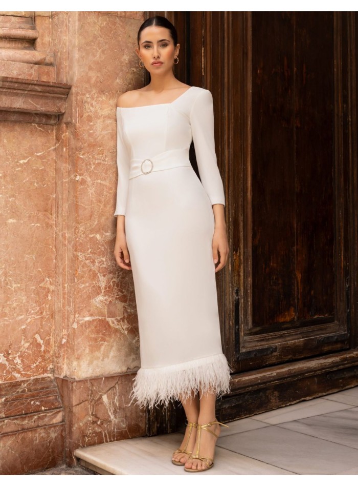 Robe midi avec encolure asymétrique et plumes...