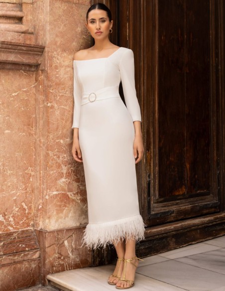Vestido midi con escote asimétrico y con plumas en la falda