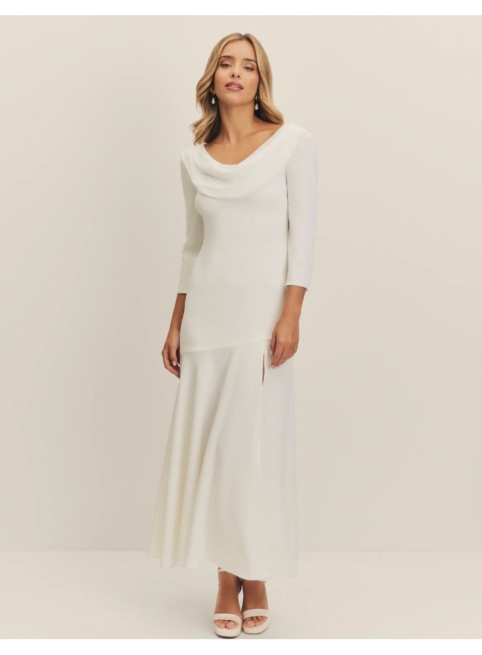 Vestido de novia con escote drapeado en gasa y manga francesa