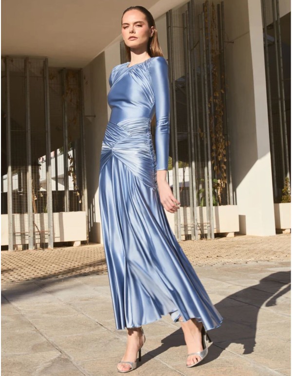 Vestido midi azul metálico con drapeado y falda de capa