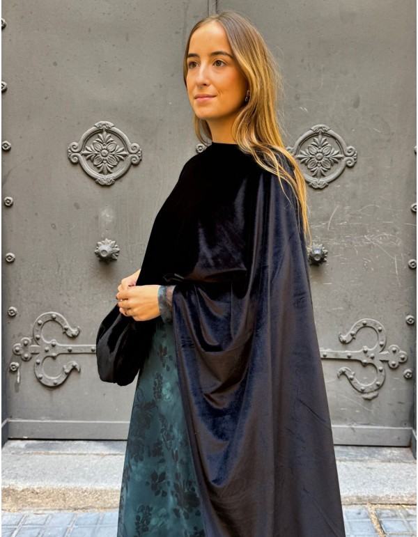 Black velvet cape for wedding guests 2