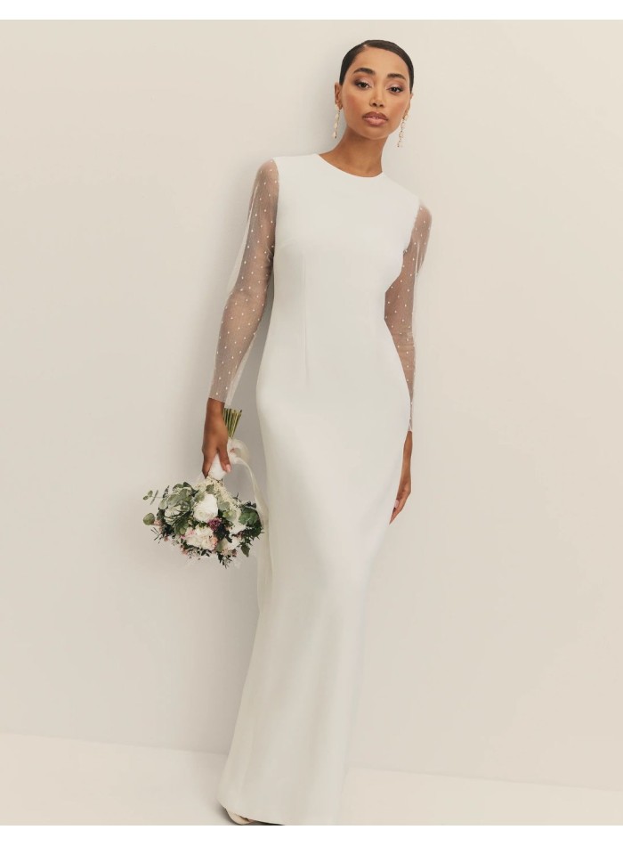 Vestido largo de novia con escote cerrado y...
