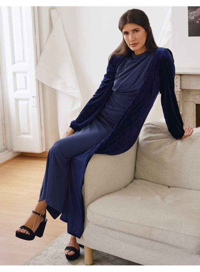 Abrigo midi de terciopelo azul con escote cruzado