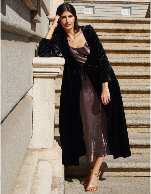 Manteau midi en velours noir avec encolure croisée