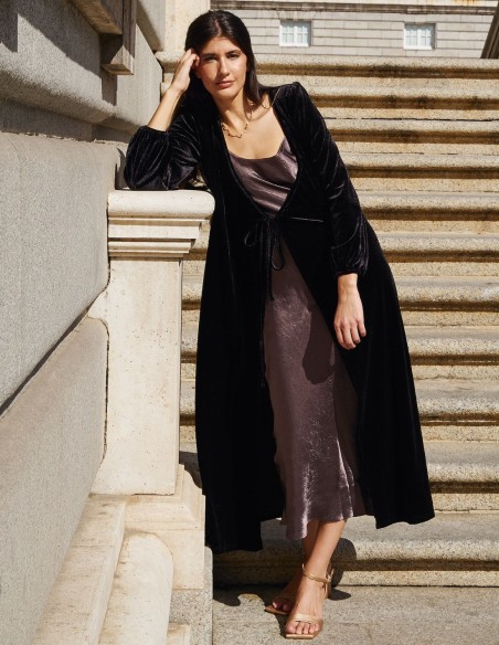 Manteau midi en velours noir avec encolure croisée