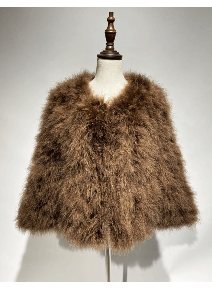 Veste en plumes d'autruche brune pour les invités