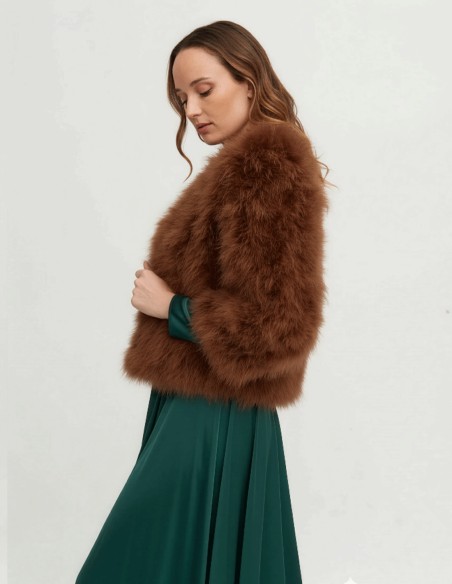 Chaqueta de pluma de avestruz marrón para invitada