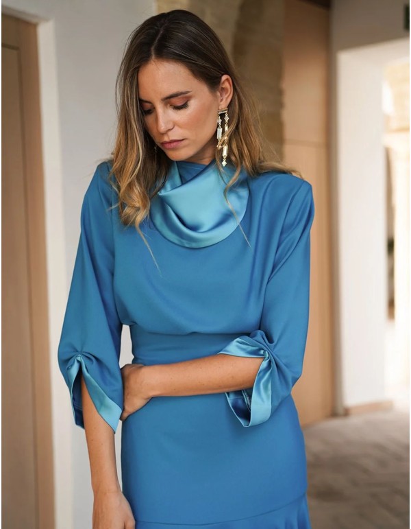 Elégant top turquoise avec col et poignets en satin