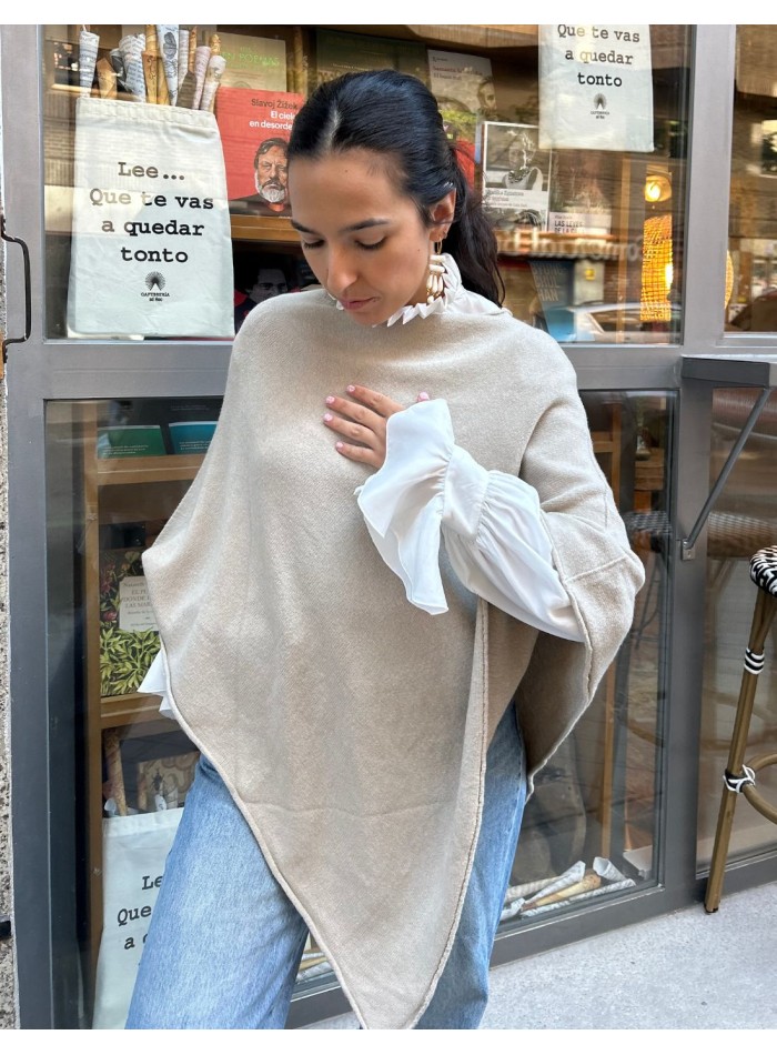 Poncho para invitada beige