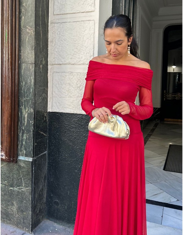 Vestido largo de fiesta con escote bardot y mangas de tul rojo
